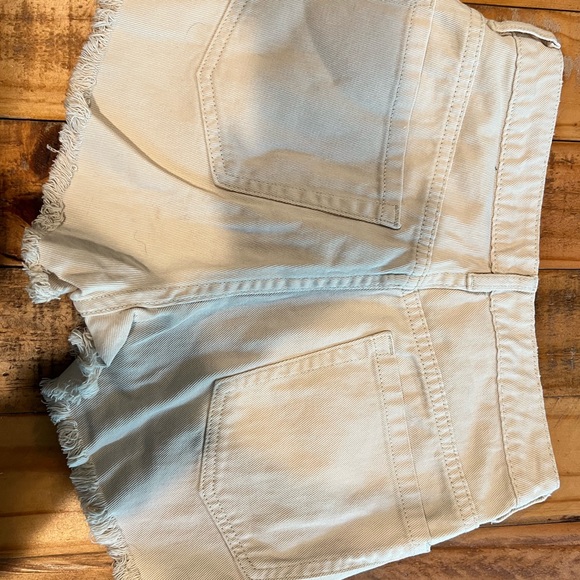 Cream shorts - Picture 3 of 3